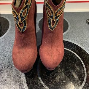 Ladies boots size 6 brand new burgundy in colour